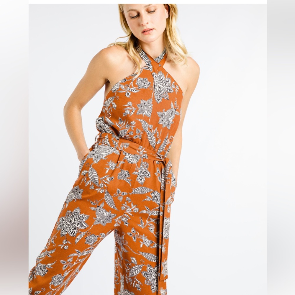 Floral print jumpsuit  
Tie fastening at the neck  
Cutout back  
Halter neck